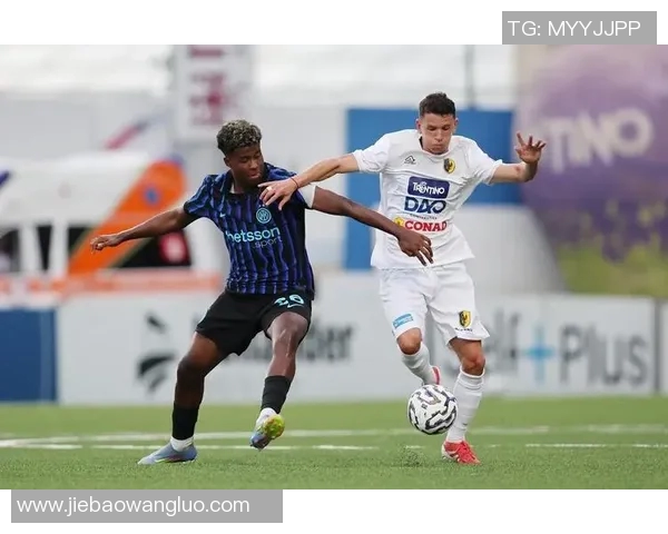 米兰在比赛上半场展现强劲实力率先攻破对手防线取得领先